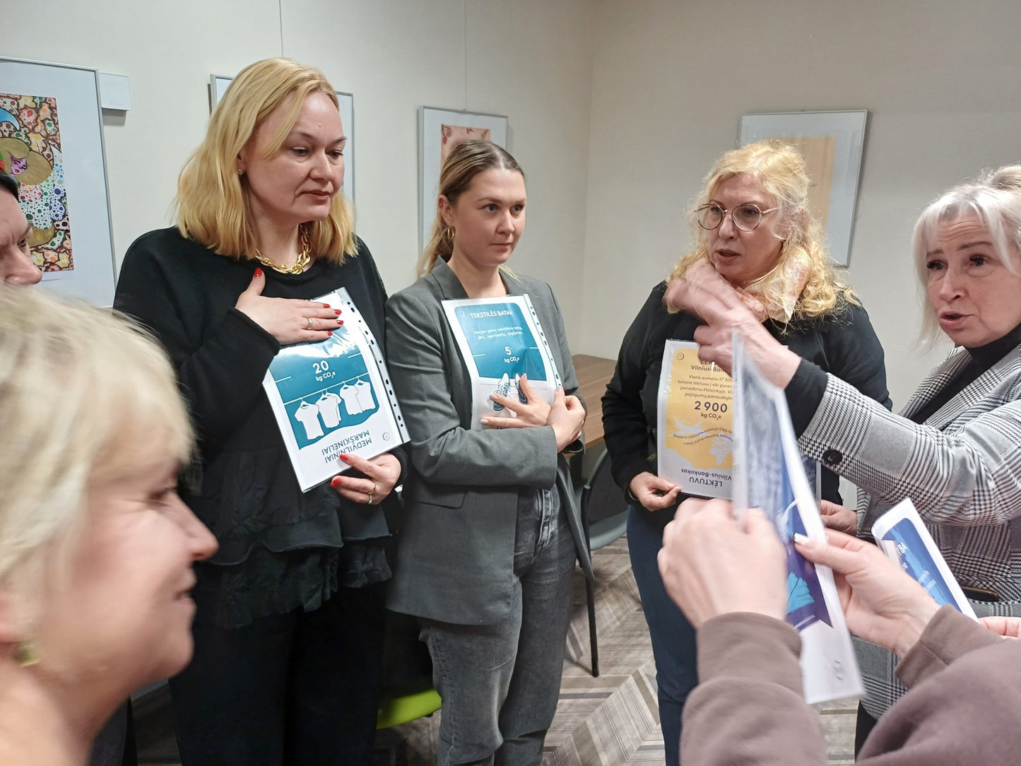 Lärarlag spelar Klimatkoll med stora kort under lärarutbildning